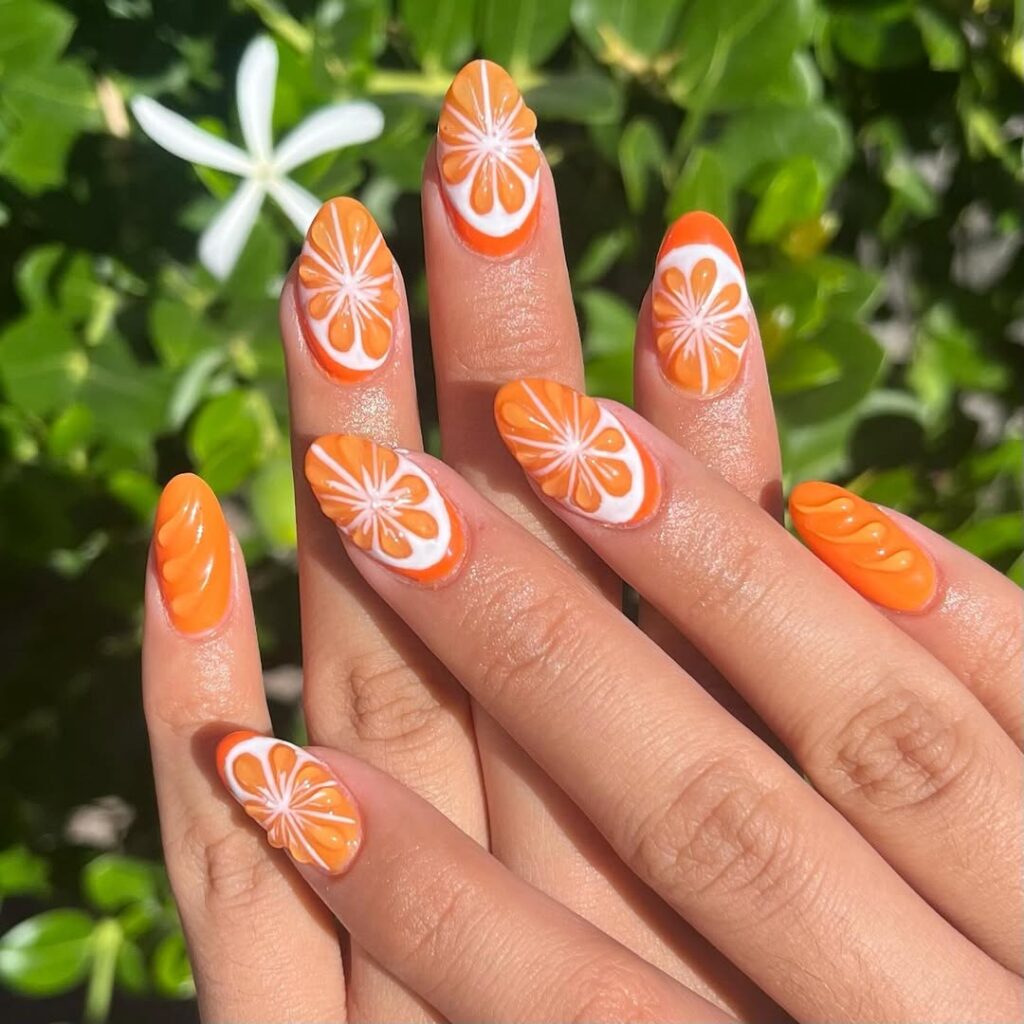 Mãos de pele clara, com unha amendoada laranja