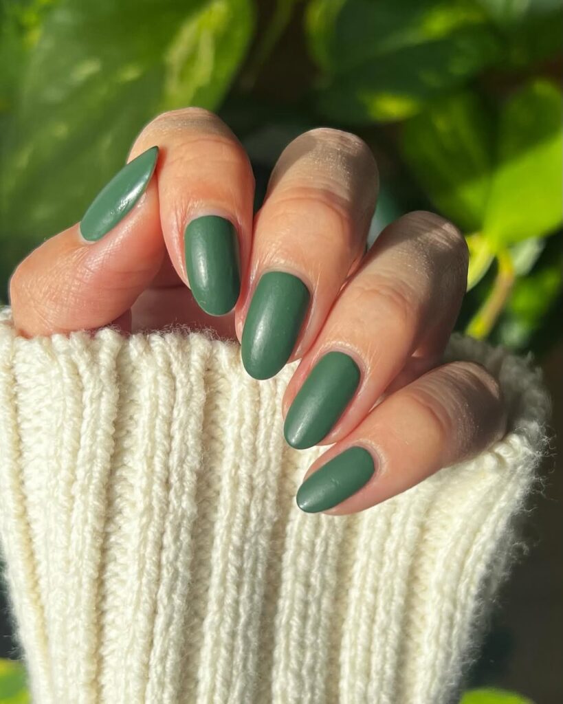Mão de pele clara, com unha amendoada verde-musgo