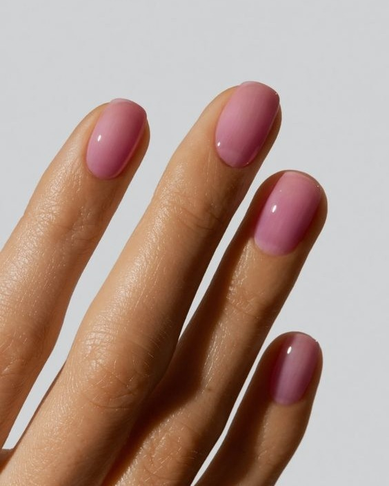 Mão de pele clara, com unha squoval rosa-claro