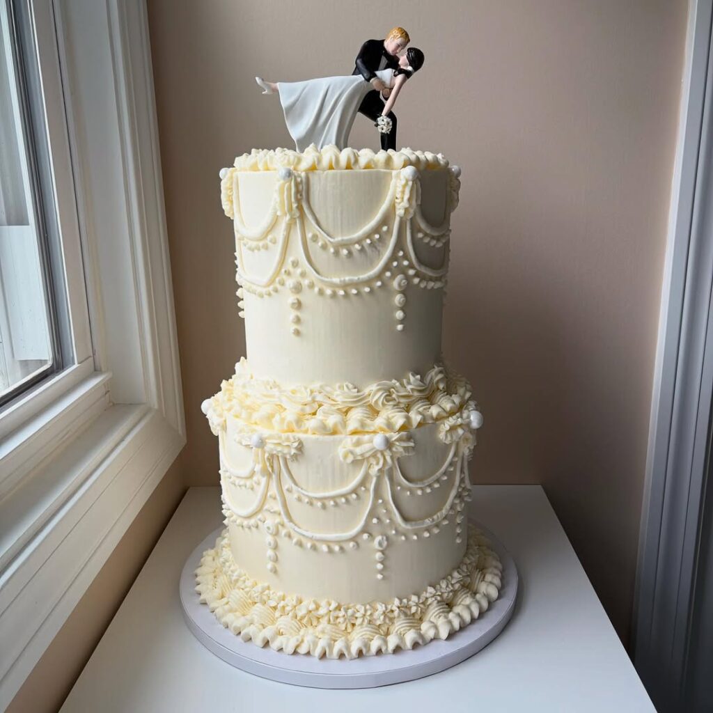 doce de casamento com dois andares e noivos no topo