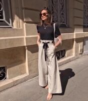 mulher jovem usando bolsa de pérolas