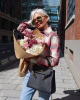 Mulher madura com bolsa tote preta
