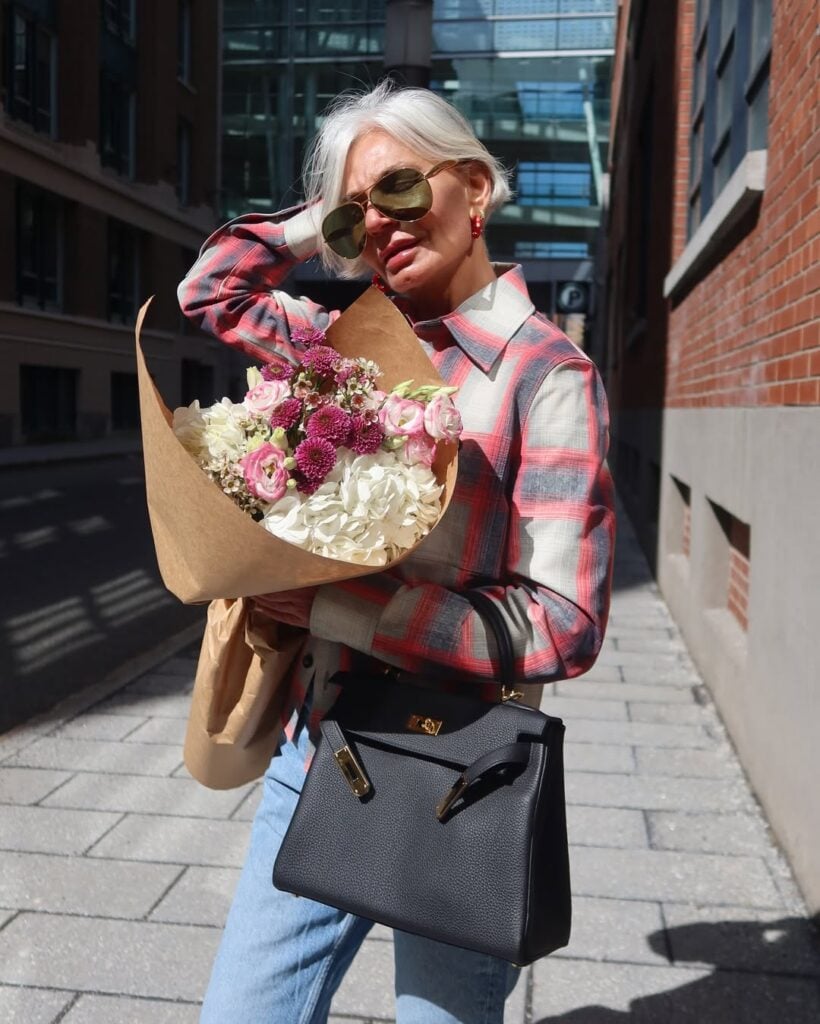 Mulher madura com bolsa chique modelo tote preta