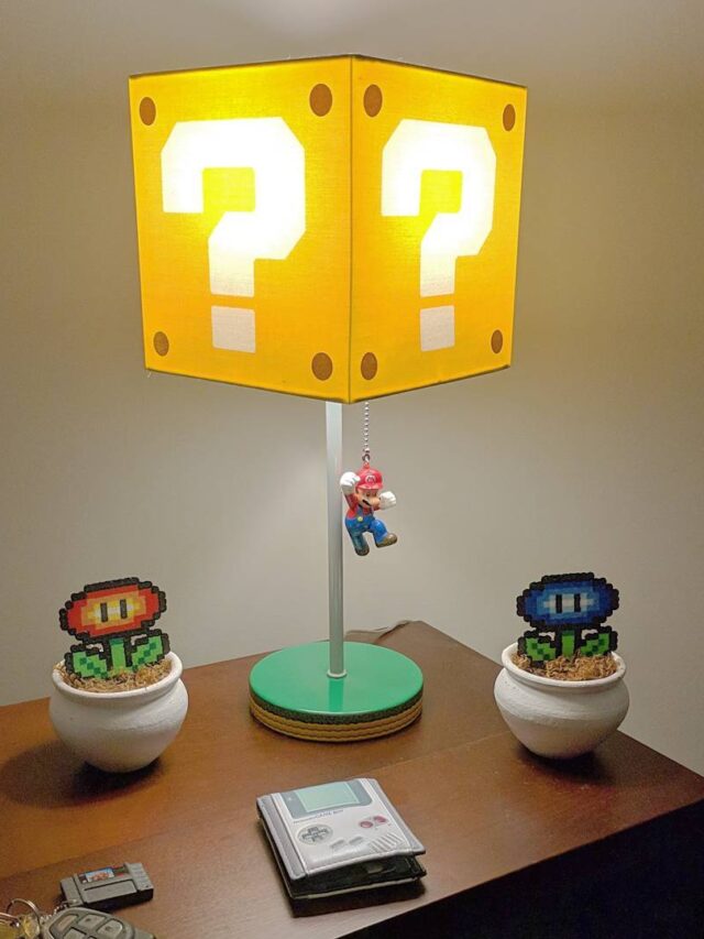 Mesa de cabeceira com luminária de Super Mário