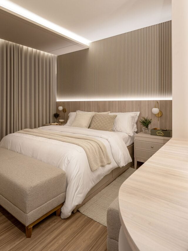 Inspiração de quarto de casal aconchegante com cama, almofadas e cortina