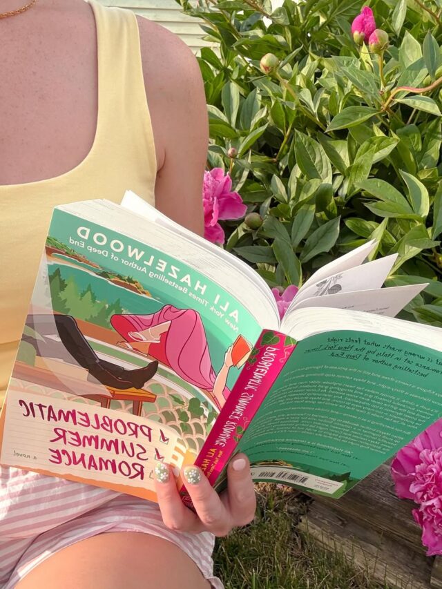 Mulher de pele clara, sentada com um livro aberto