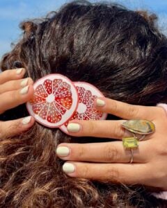 Cabelo preso com presilha de drink estilo foodcore