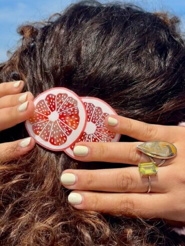 Cabelo preso com presilha de drink estilo foodcore