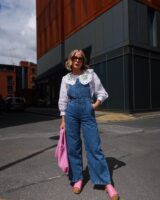 Mulher jovem com look com jardineira jeans