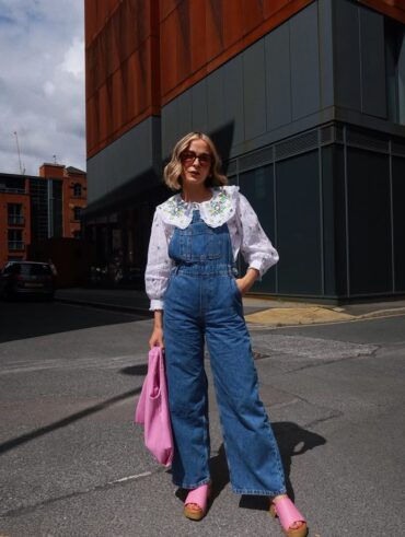 Mulher jovem com look com jardineira jeans