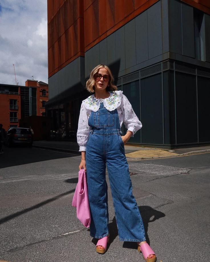 Mulher jovem com look com jardineira jeans
