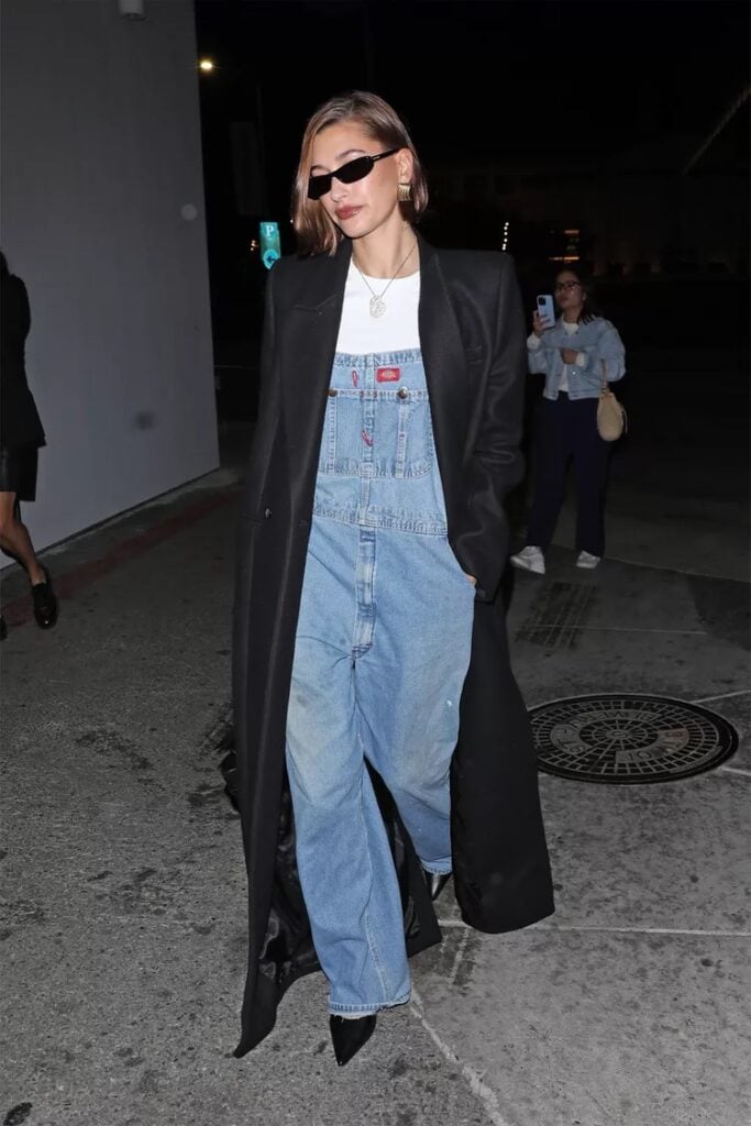 Hailey Bieber com look de inverno com sobretudo preto