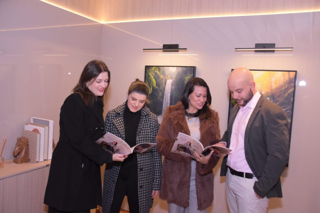 Luana Rodrigues, Rafaela Dienstmann, Aline Toniolo e Lucas Boniatti no lançamento da revista Like Magazine