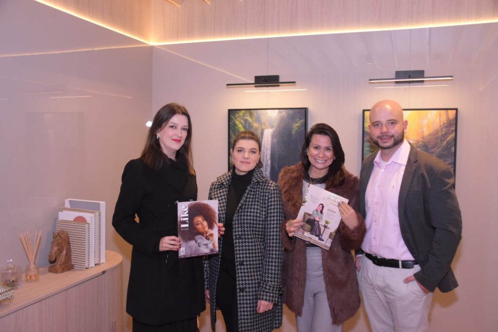 Luana Rodrigues, Rafaela Dienstmann, Aline Toniolo e Lucas Boniatti no lançamento da revista Like Magazine