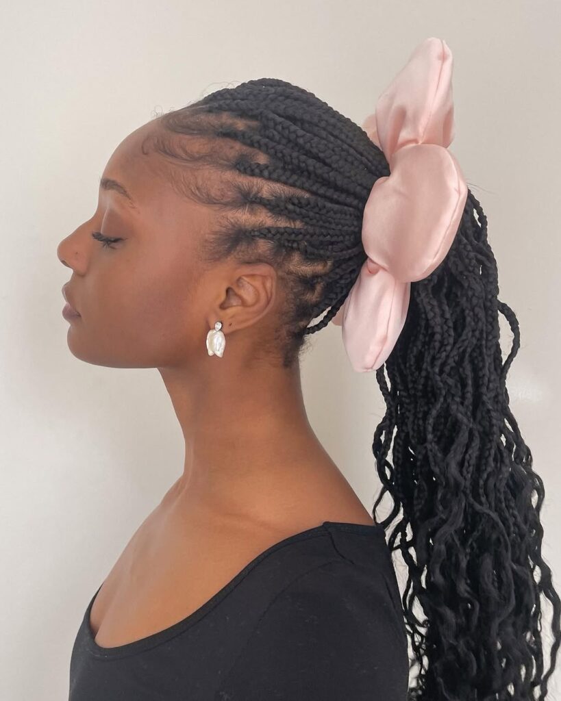 mulher jovem com cabelo preso e maxi scrunchie rosa
