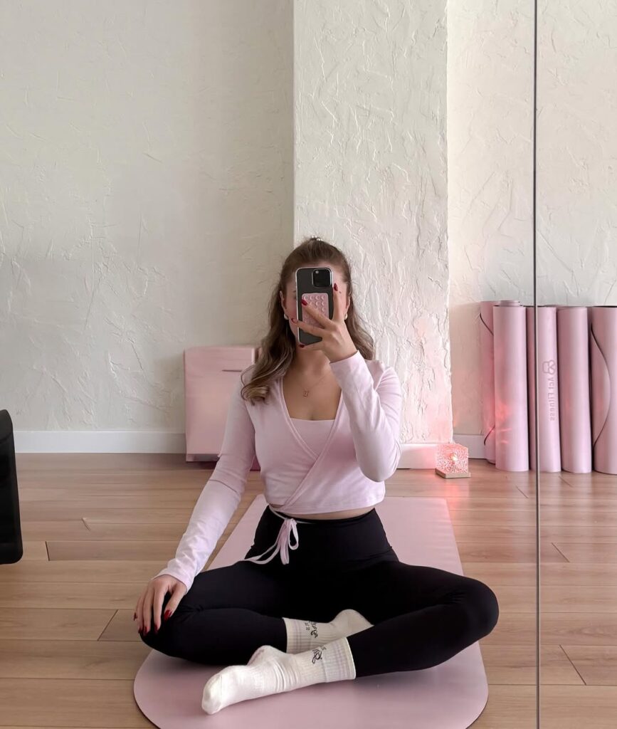 mulher jovem fazendo pilates em casa
