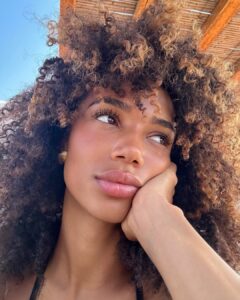 Mulher de pele preta, com cabelo crespo