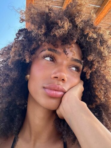 Mulher de pele preta, com cabelo crespo