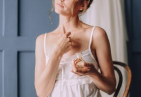 passando perfume