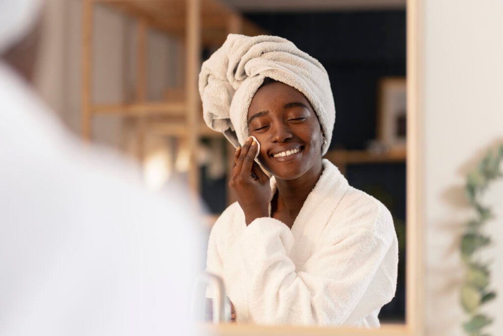 pessoa de pele negra fazendo skincare