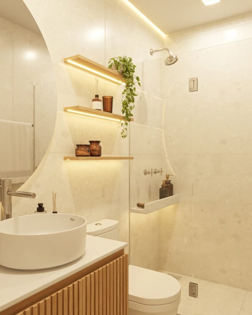 Banheiro pequeno branco com prateleiras abertas e iluminação de led