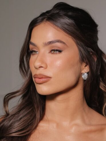 Mulher de pele clara, com cabelo castanho e maquiagem clean