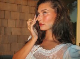 Hailey Bieber, com blusa branca e pele glow