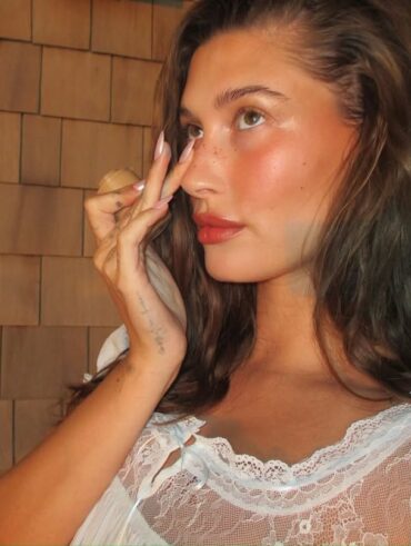 Hailey Bieber, com blusa branca e pele glow