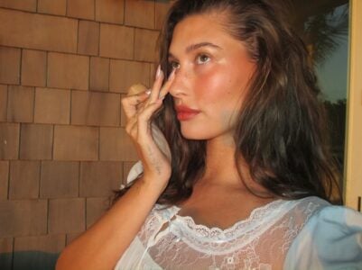 Hailey Bieber, com blusa branca e pele glow