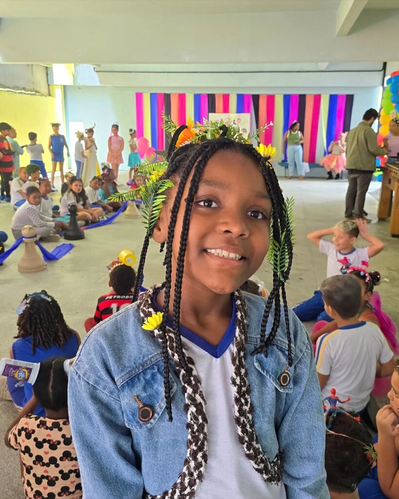 Inspiração de cabelo maluco para menina de flores