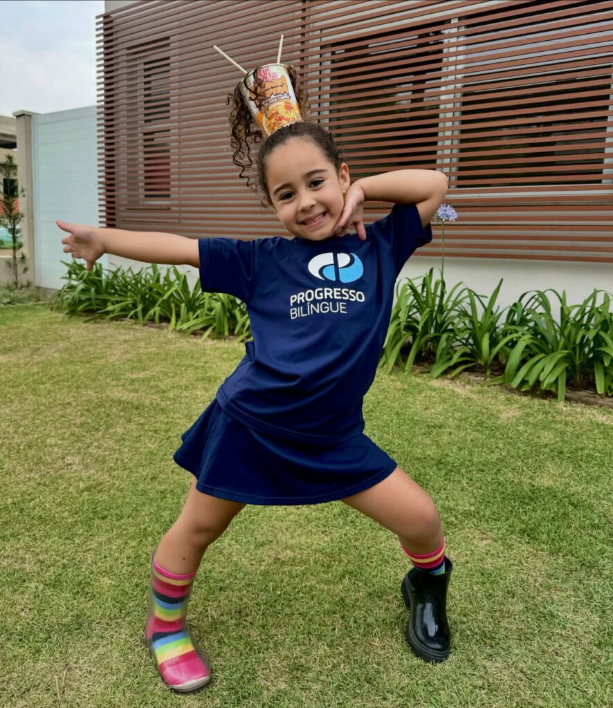 Inspiração de cabelo maluco para menina de miojo Cup Noodles