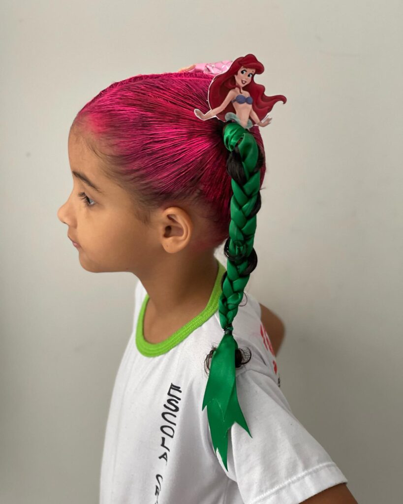 Inspiração de cabelo maluco para menina de Ariel, a pequena sereia