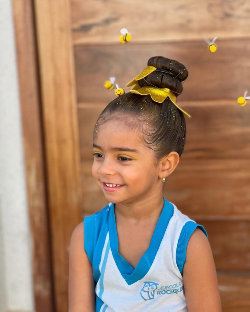 Inspiração de cabelo maluco para menina de abelhas e colmeia