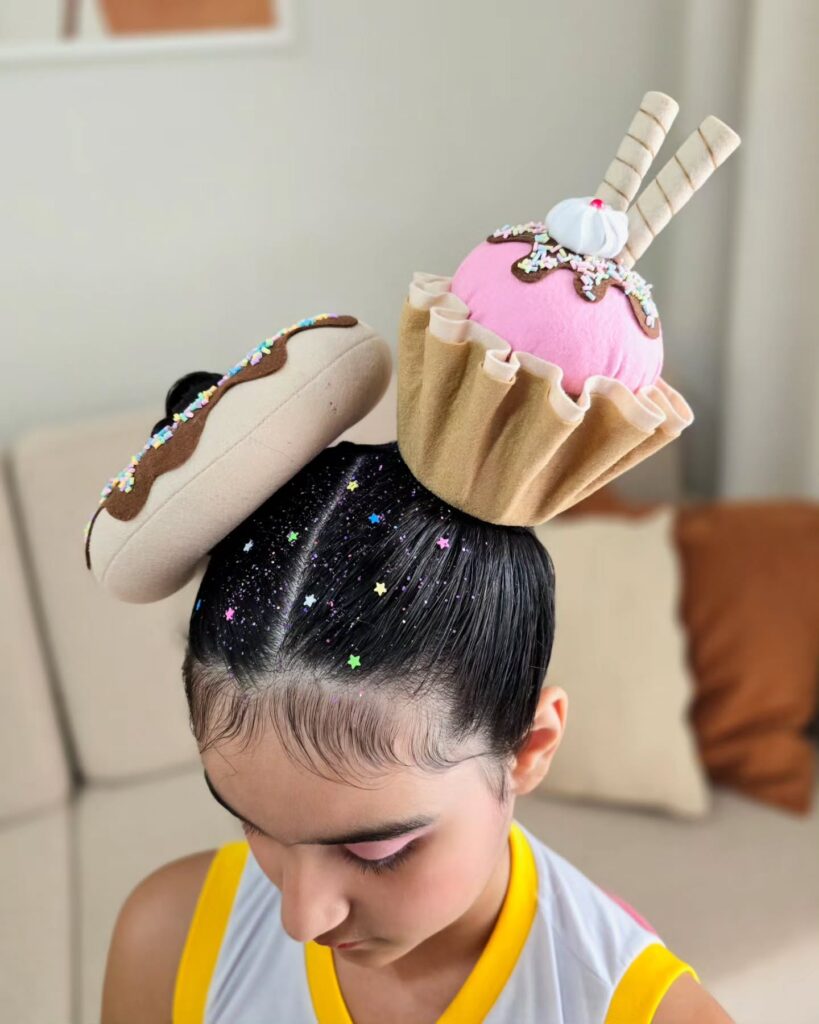 Inspiração de cabelo maluco para menina de cupcake e donuts