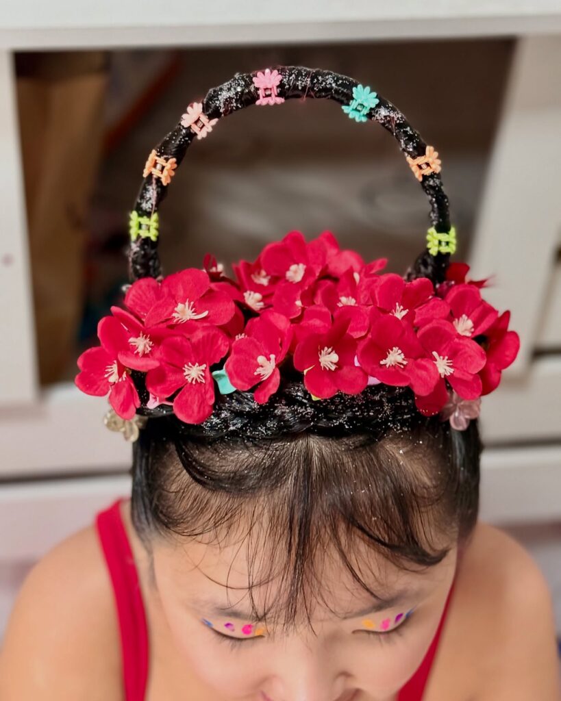 Inspiração de cabelo maluco para menina de cesta de flores