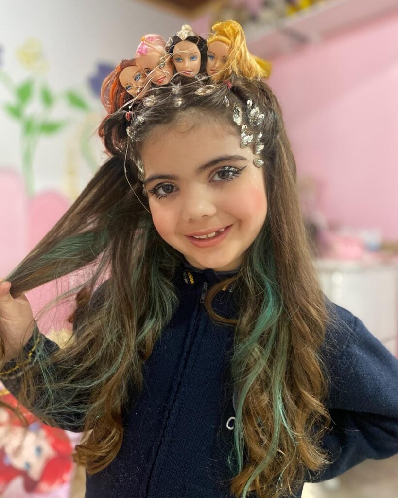 Inspiração de cabelo maluco para menina de Barbie