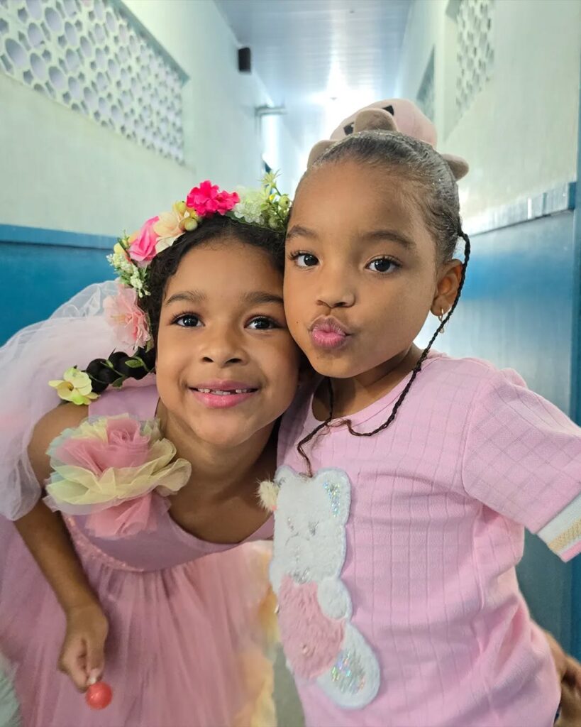 Inspiração de cabelo maluco para menina de urso e flores