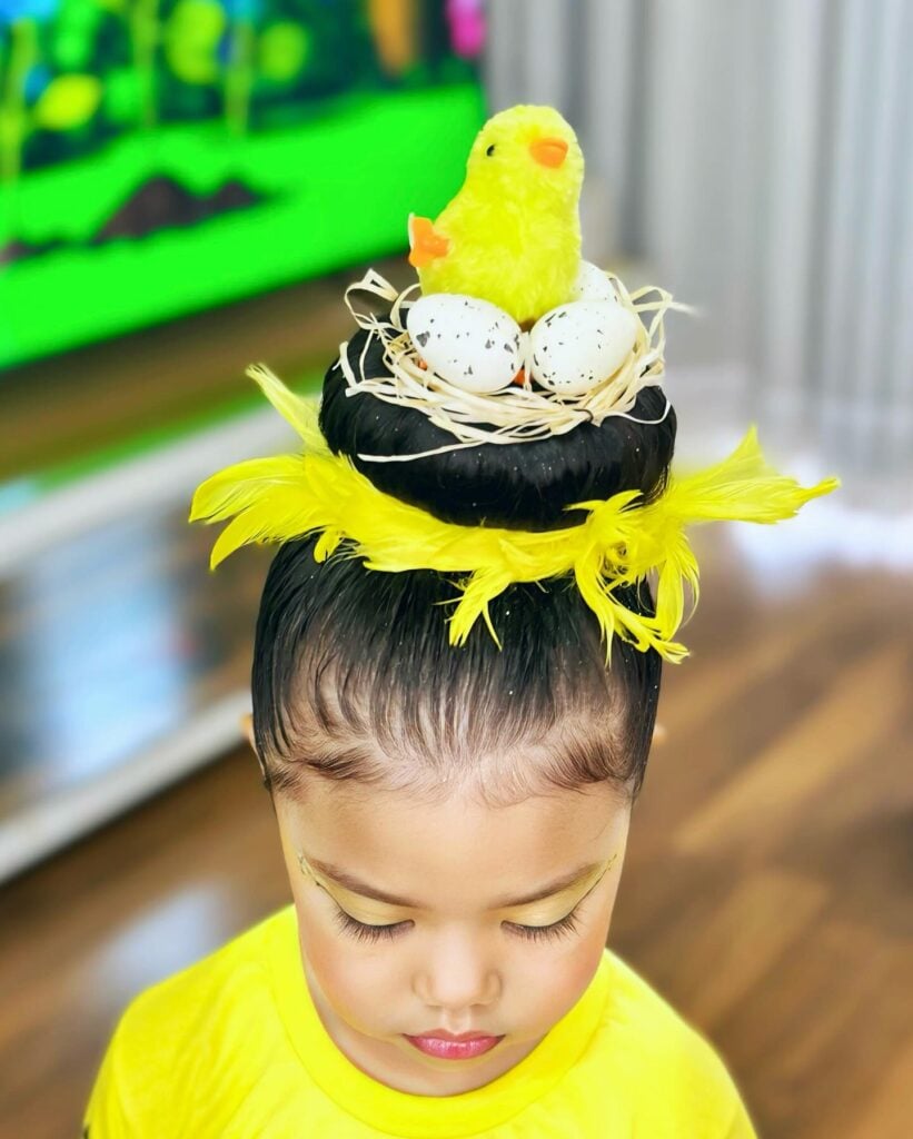 Inspiração de cabelo maluco para menina de ninho com pintinho e ovos