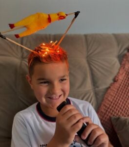 Inspiração de cabelo maluco engraçado, criativo e divertido para menino de galinha assada