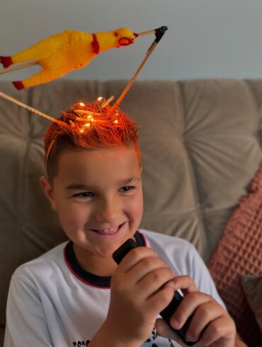 Inspiração de cabelo maluco engraçado, criativo e divertido para menino de galinha assada