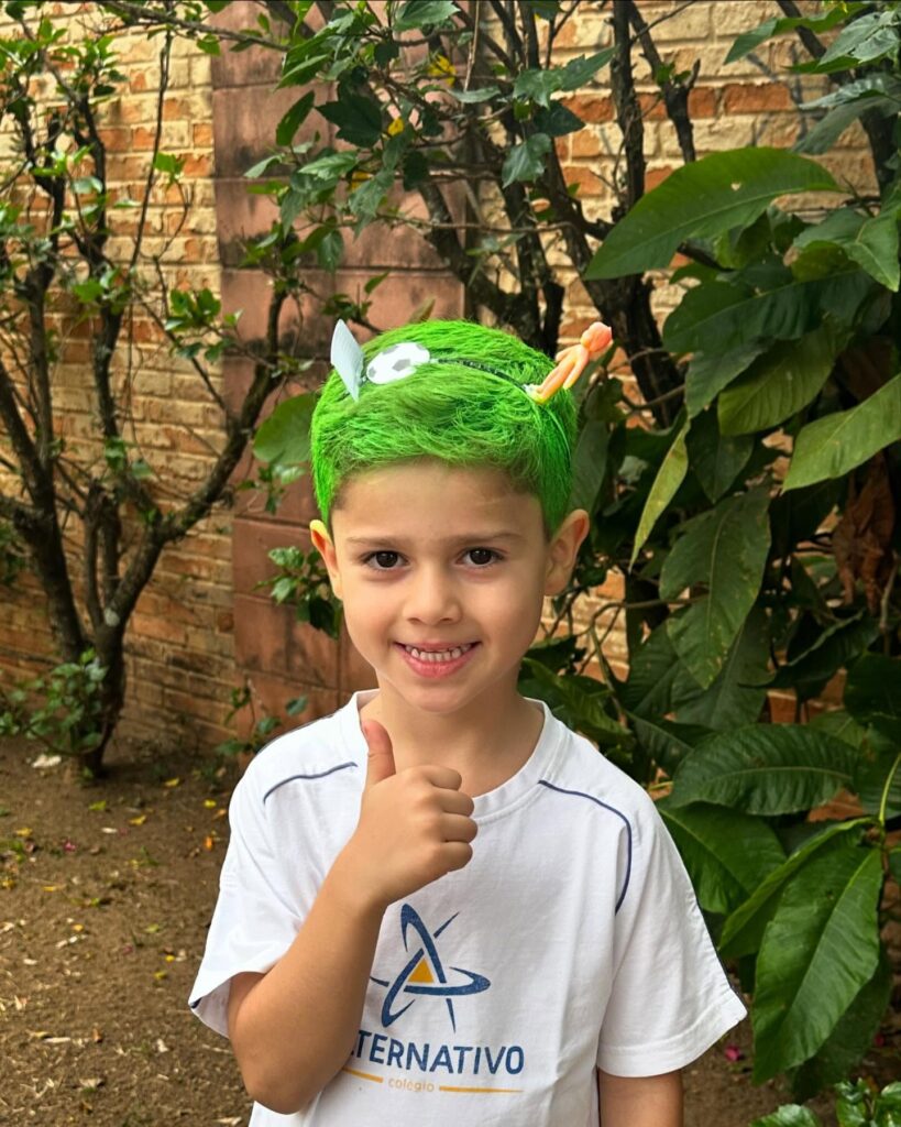 Inspiração de cabelo maluco para menino de jogo de futebol