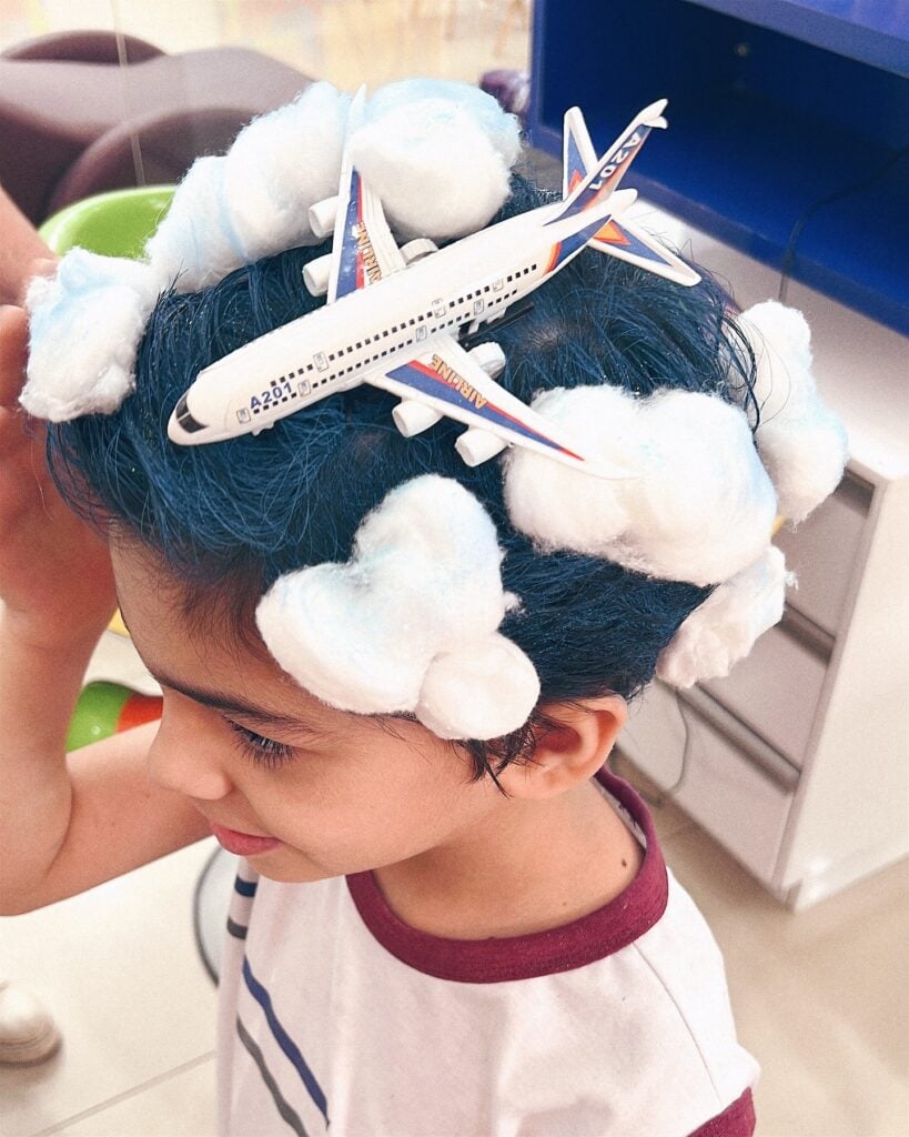 Inspiração de cabelo maluco para menino de avião e nuvens