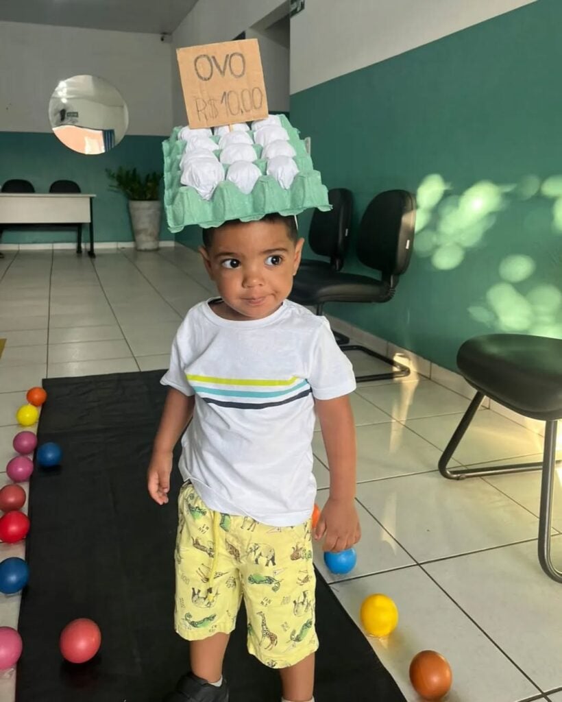 Inspiração de cabelo maluco para menino de pente de ovos