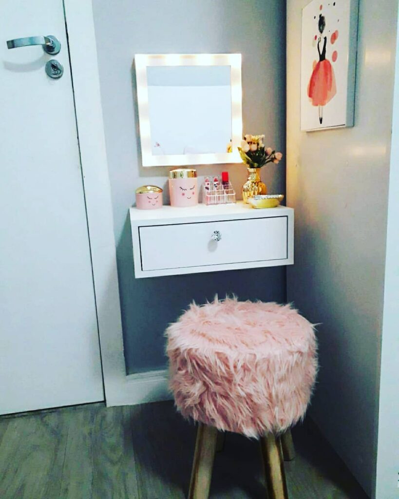 Cantinho da make branco com espelho quadrado e banqueta rosa