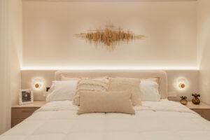 Quarto de casal em cores claras com cabeceira estofada