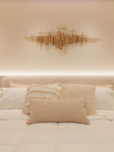 Quarto de casal em cores claras com cabeceira estofada