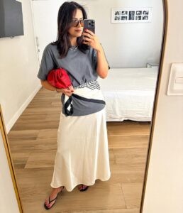 Look com camiseta, lenço na cintura, saia longa e chinelo kitten heels