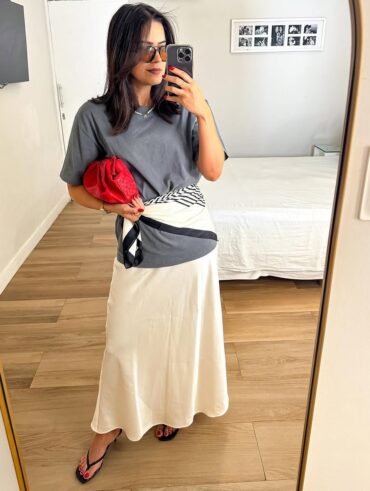 Look com camiseta, lenço na cintura, saia longa e chinelo kitten heels