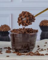 Brigadeiro de colher em um pote