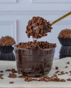 Brigadeiro de colher em um pote